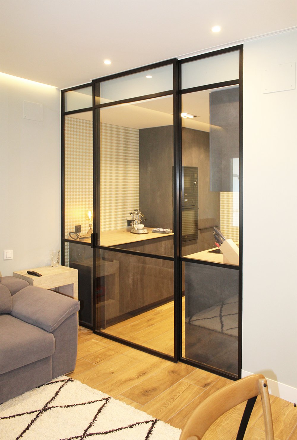 cerramiento con puerta corredera para separar cocina y salon