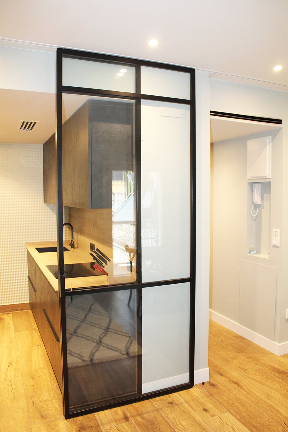 puerta corredera y paño fijo para separar cocina de salon