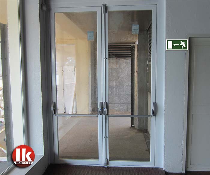 Puertas metálicas en Donostia-San Sebastián. de perfil Jansen, y con cerradura antipanico