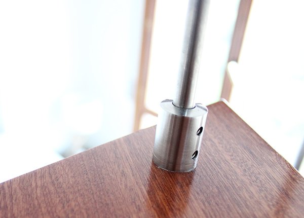 accesorios_de_acero_inoxidable_en_escaleras_para_combinar_con_madera.jpg