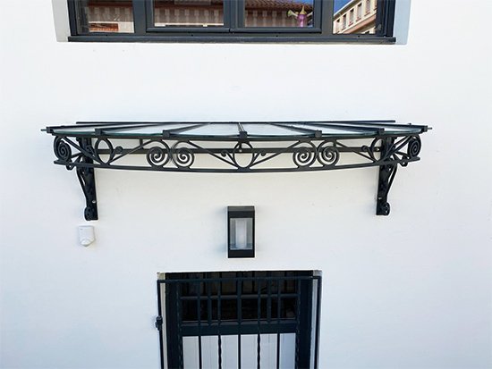 Alero de estilo clásico con vidrio laminar.