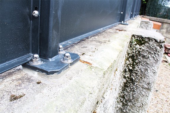 como anclar un cerramiento cierre vallado con seguridad frente al viento y los huracanes