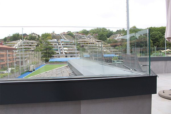 empresas instaladoras de barandillas de vidrio en gipuzkoa y san sebastian con el sistema sabco evo de sadev. cristaleros 