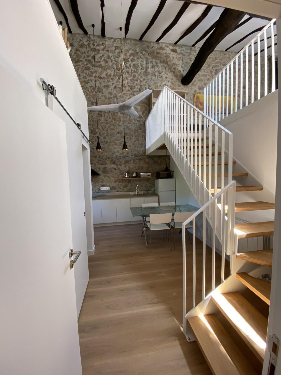 Escalera modelo “Aginaga”: diseño para alojamiento rural acorde a la normativa.