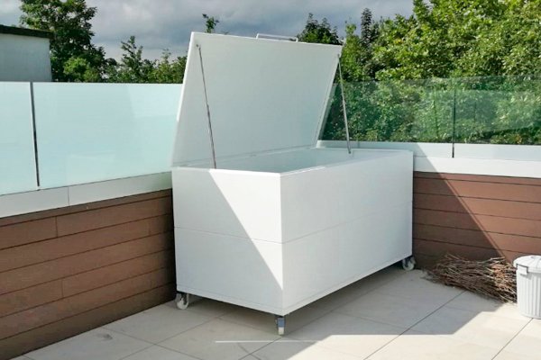 Arcón metálico lacado en blanco con ruedas