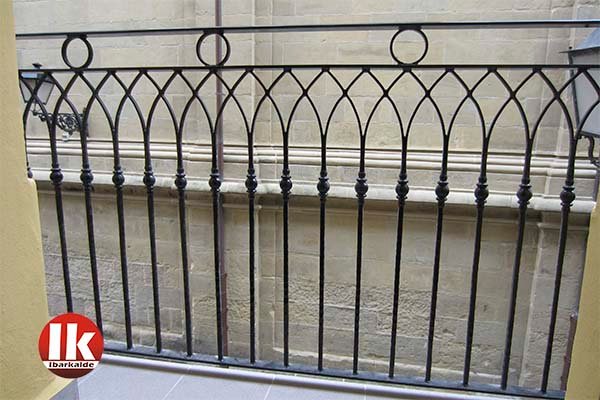 Balcones de forja artística en la Parte Vieja de Donostia-San Sebastián.