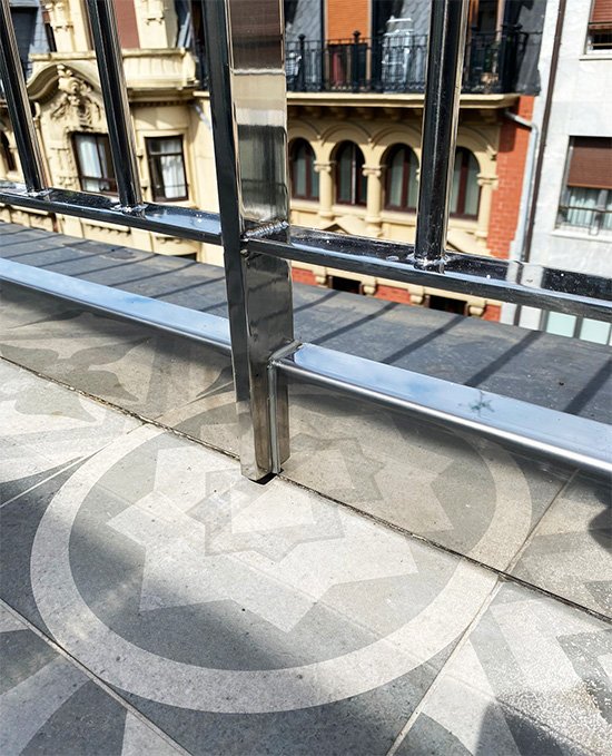 balcones_y_barandillas_de_acero_inoxidable_aisi_316_en_entornos_marinos_donostia_san_sebastian.jpg