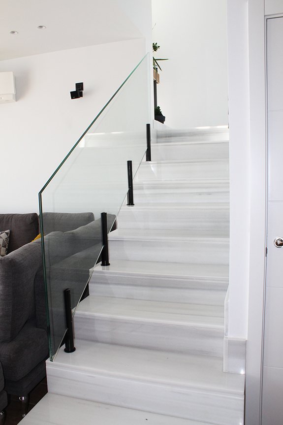 Ibarkalde ha creado este bonito poste metálico en acero al carbono para alojamiento de barandilla de vidrio. Como colocar herrajes para barandillas de vidrio de forma fácil y sin romper el cristal o el vidrio. Somos Ibarkalde, una empresa especialista en el diseño, fabricación y montaje de postes para barandillas de vidrio