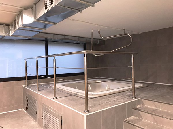 hemos realizado diversos trabajos para el ayuntamiento de ibarra, como estas barandillas de acero inoxidable para el spa