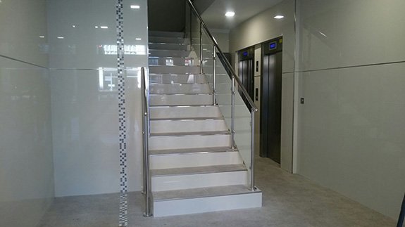 herreria de errenteria que fabrica barandillas de acero inoxidable con vidrio templado baratas