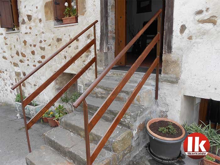 barandilla de acero corten para villa de gipuzkoa