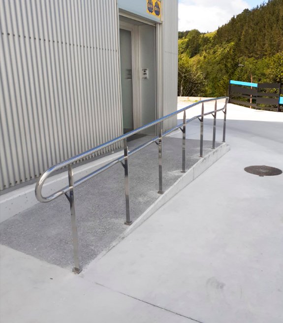barandilla_de_acero_inxoidable_en_pabellon_empresarial_de_gipuzkoa_de_ibarkalde.jpg
