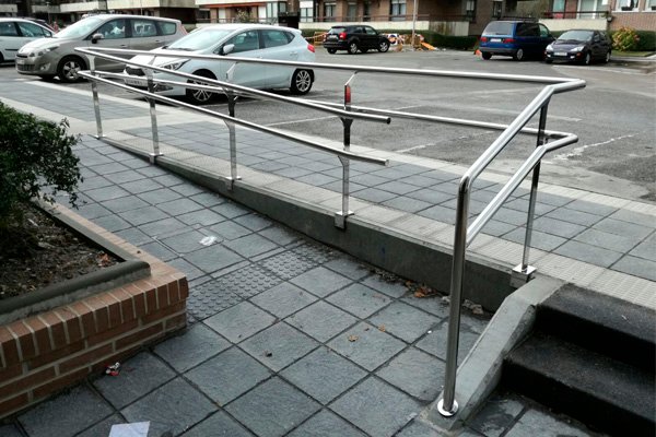 Conjunto de 5 tramos de barandilla para rampas, en Hondarribia.