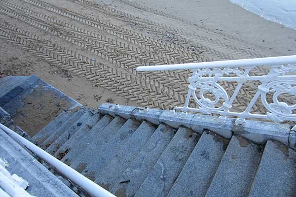 algunos tramos de la barandilla de la concha de san sebastián donostia no aguantaron la fuerza del oleaje