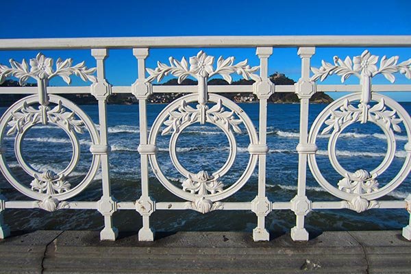 la barandilla de la concha de donostia san sebastián, con la imagen de la isla santa clara al fondo