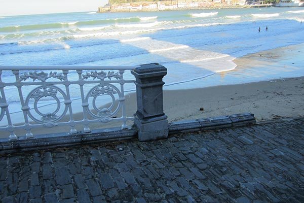 la barandilla de la concha de donostia san sebastián  quedó muy afectada por el temporal de febrero de 2014
