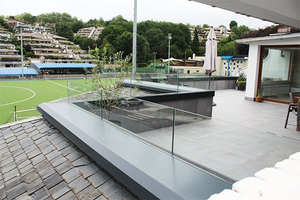 sistema sabco evo de la marca sadev para colocar barandillas sin pilares con perfil de aluminio extrusionado en forma de U