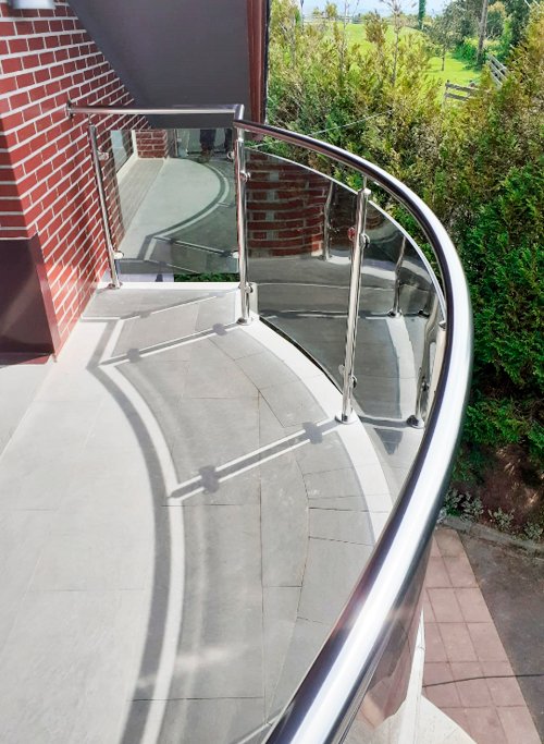 barandilla_de_vidrio_curvado_y_acero_inoxidable.jpg