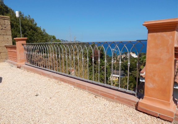 Barandilla en acero galvanizado en Barcelona.