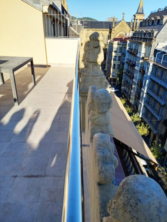 barandilla_en_la_calle_easo_de_san_sebastian_pisos_en_la_calle_easo.jpg