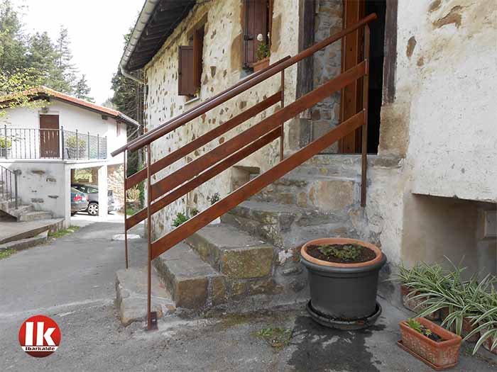 esculturas de acero corten en donostia chillida hernani oteiza