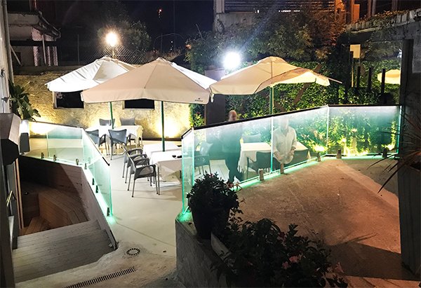 Barandillas de vidrio y acero inoxidable AISI 316, y pasamanos para terraza.