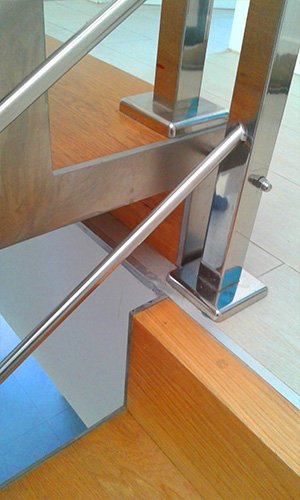 barandillas de acero inoxidable pulido a espejo en bilbao bizkaia sopelana
