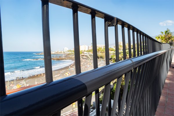 barandillas_de_acero_galvanizado_termolacado_en_puerto_de_la_cruz_tenerife_de_ibarkalde.jpg