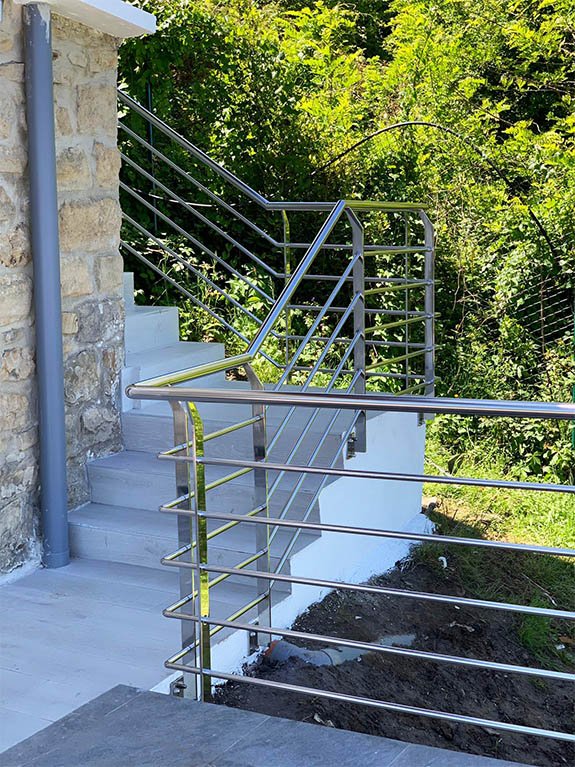 Barandillas de acero inoxidable aisi 316 bA con barras horizontales como medida de seguridad