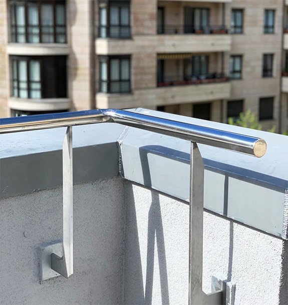 fotografias de barandillas de acero inoxidable aisi 316 pulidas a brillo en el barrio del antiguo de san sebastian en benta berri. precio y presupuesto