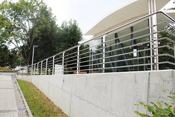 Las barandillas son de acero inoxidable Aisi 316 para dotar de una mayor protección a las barandillas