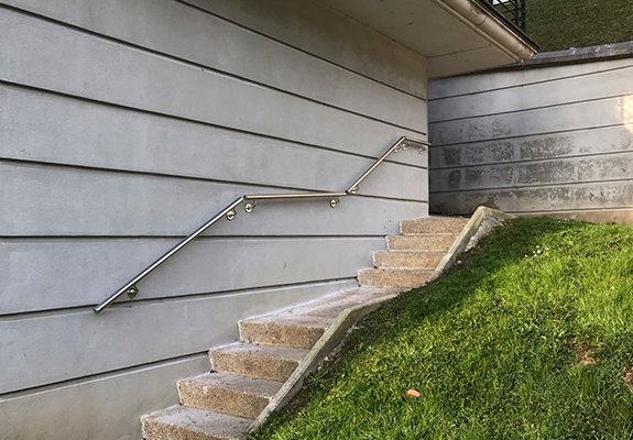 Pasamanos de acero inoxidable en la Calle San Sebastián de Astigarraga.