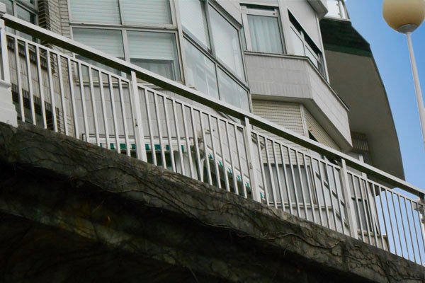 barandillas_de_acero_inoxidable_en_donostia_san_sebastian_pulido_a_espejo.jpg