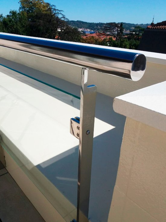 Barandillas de acero inoxidable y vidrio en vivienda de  Irun.