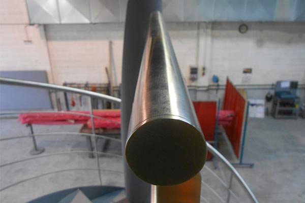 escaleras con pasamanos de acero inoxidable pulido y satinado