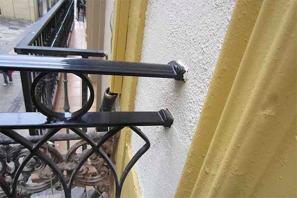 instalacion de barandillas de forja artistica en balcones y fachadas de donosia san sebastian gipuzkoa