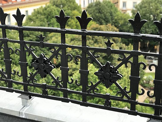 la restauracion de las barandillas del palacio de la diputacion han sido obra de la empresa de hernani ibarkalde, con resultados altamente satisfactorias