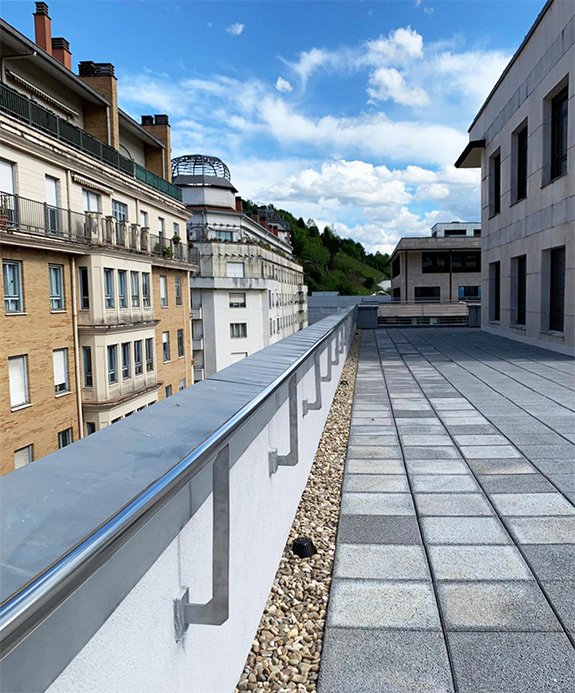 buscas una herreria en san sebastian para instalar barandillas de acero inoxidable aisi 316 al mejor precio. llamanos y pide precio para saber el coste de metro lineal