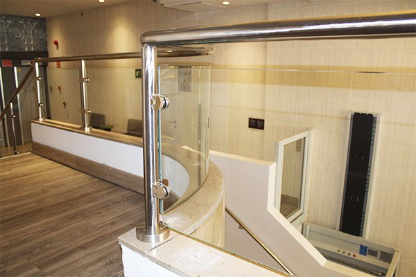 barandillas_de_inoxy_vidrio_para_el_hall_del_hotel_orly_de_san_sebastian_donostia.jpg