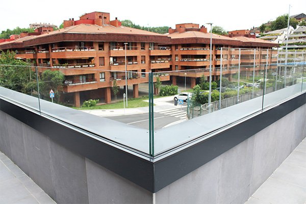 barandillas de vidrio con perfil de aluminio extrusionado sabco evo, de sadev, especialistas en barandillas de vidrio y accesorios