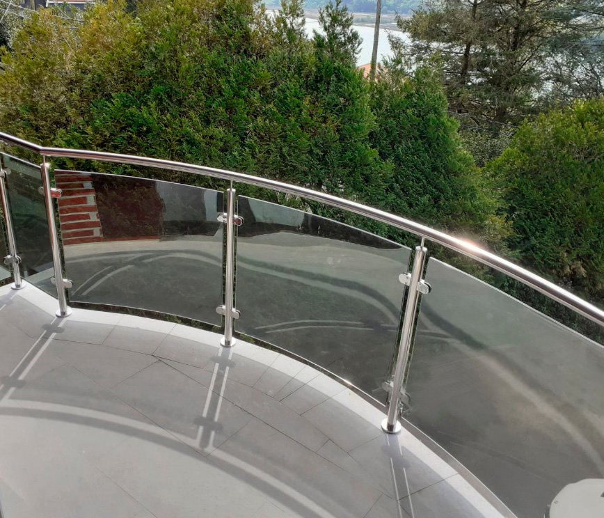barandillas_de_vidrio_curvado_y_acero_curvado_en_inox.jpg