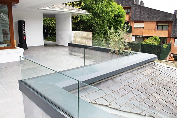 Barandilla de vidrio con perfil de aluminio extrusionado en U, de la marca SADEV