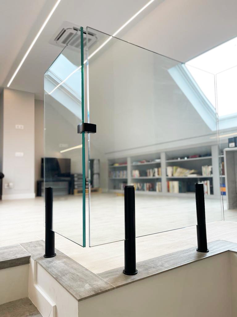 barandillas_de_vidrio_en_madrid_con_soportes_de_acero_en_color_negro.jpg