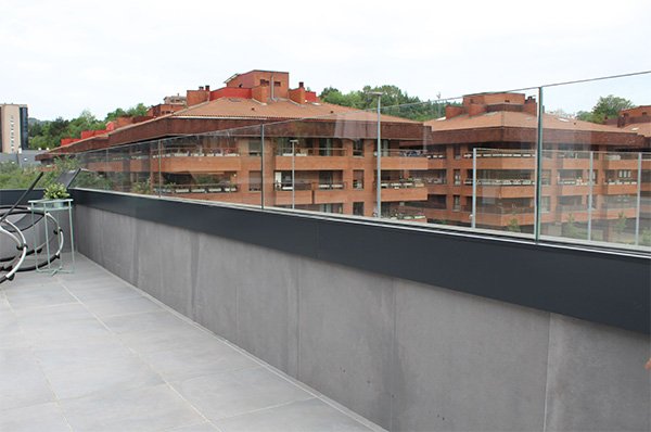 barandillas_de_vidrio_en_san_sebastian_donostia_con_perfil_de_aluminio_antepechos.jpg