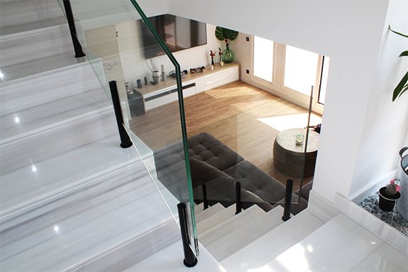 postes metalicos elegantes y resistentes para colocar barandillas de vidrio en interiores y exteriores. Alternativa a los herrajes de acero inoxidable. Innova en tus barandillas y reformas con un poste en acero al carbono de fácil instalacion, pudiendo elegir en tres colores. Tornilleria incluida para montaje