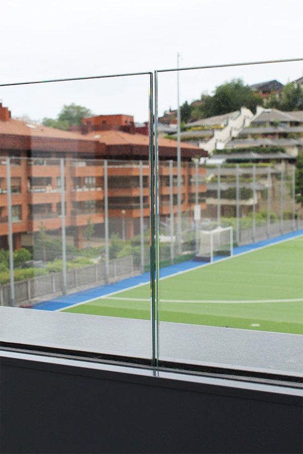 fotografias de barandillas de vidrio con el sistema sabco evo de sadev, instaladores en san sebastian donostia