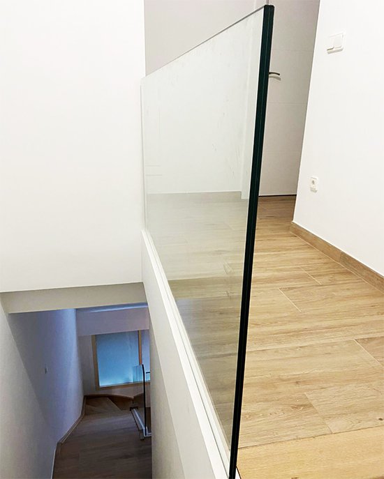 Instalación de barandillas de vidrio de 8+8