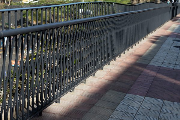 barandillas_en_acero_lacado_al_horno_en_ral_gris_barandillas_para_paseos_martimos.jpg