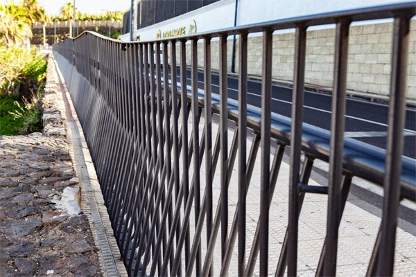 barandillas_junto_a_loro_parque_de_puerto_de_la_cruz_en_tenerife.jpg