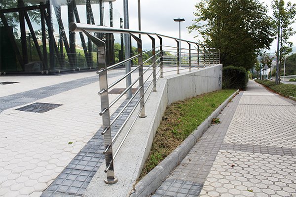 Trabajos de herrería en las obras de construcción del nuevo ascensor de Morlans en San Sebastián